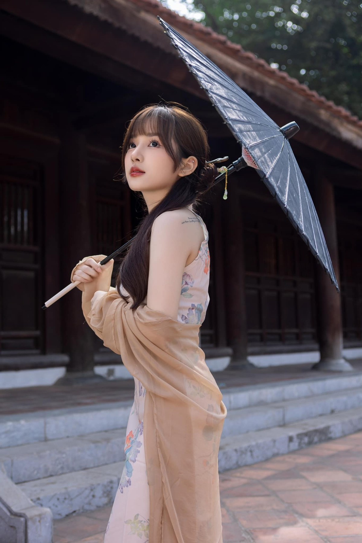 Loạt ảnh bikini của cô gái Hải Phòng nhanh chóng nhận được sự quan tâm và chia sẻ rộng rãi trên các nền tảng mạng xã hội. Nhiều người không tiếc lời khen ngợi về vẻ đẹp và phong cách của cô.