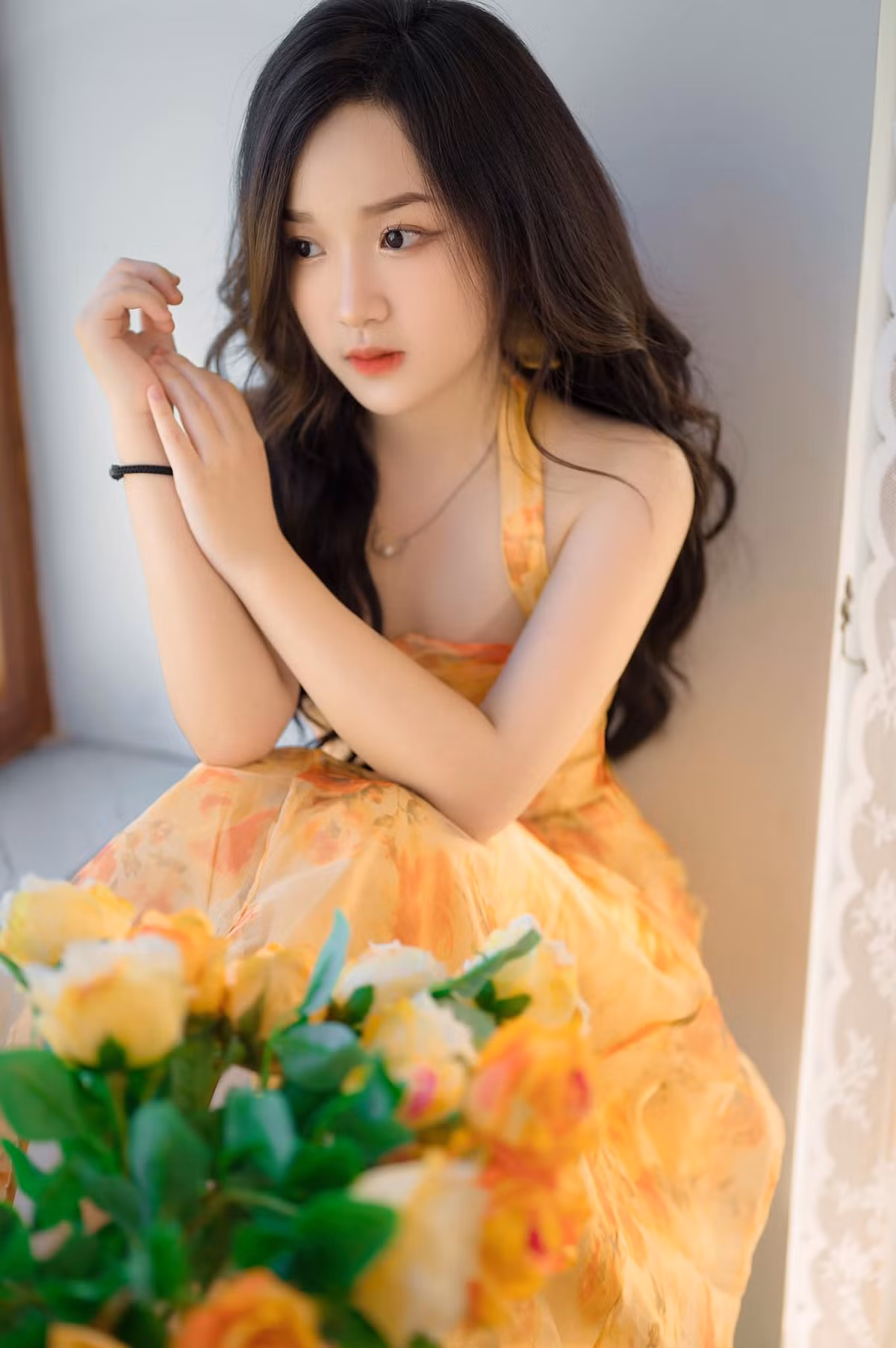 Không chỉ sở hữu vẻ ngoài xinh đẹp, Minh Trang còn gây ấn tượng mạnh với thần thái tự tin và gu thời trang tinh tế. Nàng hot girl Gen Z này hiếm hoi diện đồ hở da thịt nhưng vẫn không kém phần quyến rũ, gợi cảm riêng biệt.