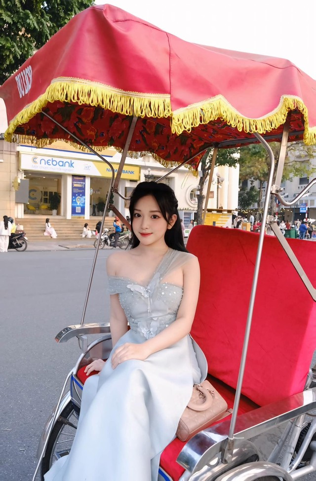 Sự tự nhiên và thoải mái của Minh Trang khiến người xem cảm thấy gần gũi và dễ mến, bị "đốn tim" ngay trong những giây đầu tiên chạm mắt.