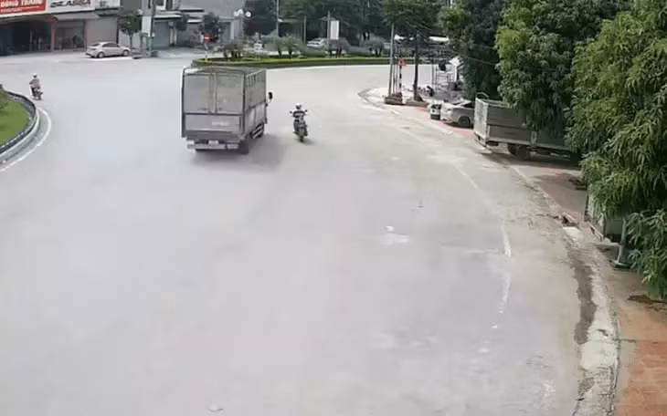 Sau khi gây tai nạn tại vòng xuyến Kim Đào (Bắc Ninh), tài xế ô tô tải rời hiện trường. Cơ quan chức năng cảnh báo không thể bỏ đi để trốn tránh trách nhiệm.