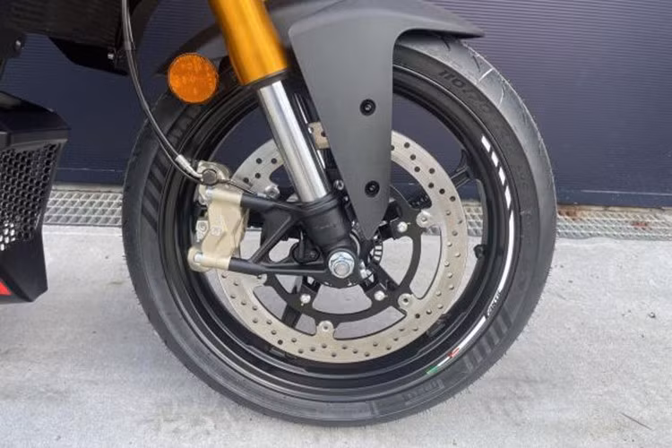 Cách bố trí bình nhiên liệu ở giữa và hộp lọc gió ở phía trước giúp tập trung khối lượng, làm cho Stealth 125 trở thành một mẫu xe thú vị để lái.