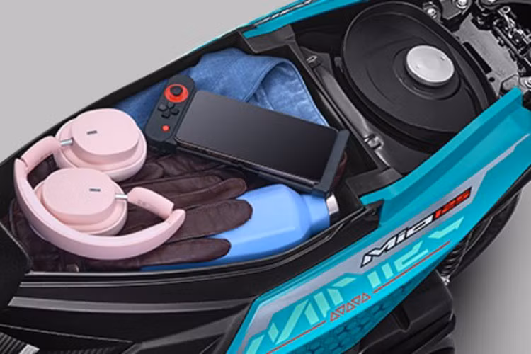 Xe được trang bị giảm xóc trước ống lồng, kèm giảm xóc sau lò xo lò xo. Mio M3 2025 cũng được trang bị bộ vành đúc 14 inch cho cả phía trước và phía sau kèm theo đó là hệ thống phanh đĩa trước kèm tang trống phía sau mang tới sự an toàn cho người sử dụng trong quá trình vận hành.