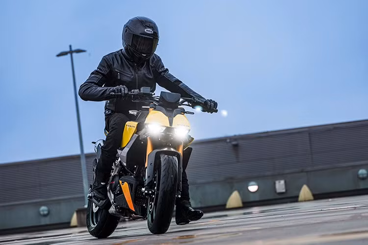 Mức giá xe Fantic Stealth 125 2025 được chào bán tại thị trường Nhật Bản với giá 880.000 Yên (tương đương khoảng 158,7 triệu đồng) và có hai tùy chọn màu sắc: Đỏ và Vàng.