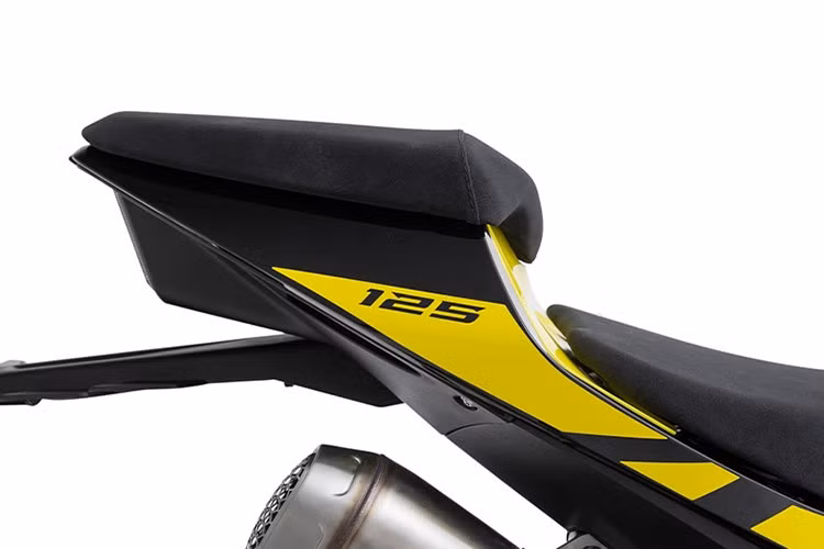 Bộ giảm thanh của Fantic Stealth 125 không phải là loại tiêu chuẩn thường thấy ở các mẫu xe thể thao, mà là loại giảm thanh hướng lên trên độc đáo, lấy cảm hứng từ phong cách MotoGP.