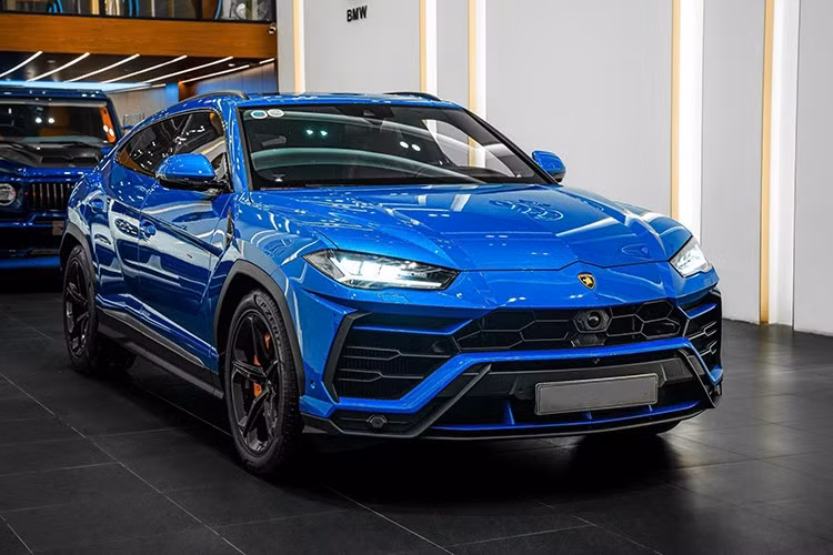 Tại thị trường Việt Nam, mức giá xe Lamborghini Urus chính hãng hiện bán ra từ 14,3 - 16,5 tỷ đồng tuỷ từng phiên bản. Đắng chú ý, chiếc xe trong bài còn được gắn thêm biển "ngũ quý 2" nên chắc chắn sẽ có giá coa hơn rất nhiều.