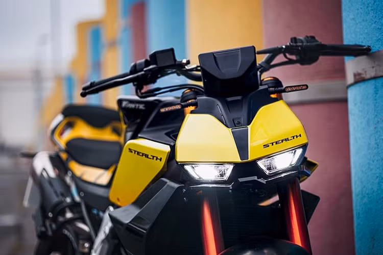 Mẫu xe môtô Fantic Stealth 125 cỡ nhỏ được trang bị bánh xe 17 inch ở cả phía trước và phía sau, cùng với nhiều linh kiện chất lượng cao, mang đến trải nghiệm lái xe tuyệt vời.