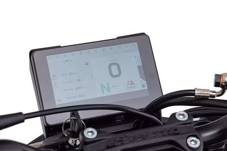 Xe nổi bật với hệ thống chiếu sáng hiện đại, bao gồm đèn pha và đèn cos thấu kính kép, cùng đèn hậu công nghệ LED. Màn hình TFT 5 inch tích hợp Bluetooth cũng là một điểm nhấn đáng chú ý trong phân khúc.