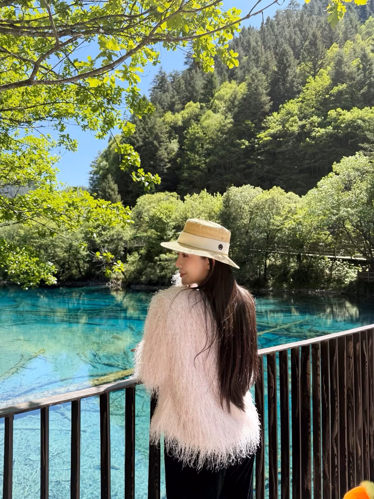 Với kiến thức bóng đá vững vàng, lối dẫn dắt tự nhiên cùng ngoại hình xinh xắn, Tú Linh nhanh chóng được cộng đồng mạng ưu ái gọi bằng những biệt danh như “hot girl M.U”, “Tú Linh M.U” hay “hot girl thể thao”.