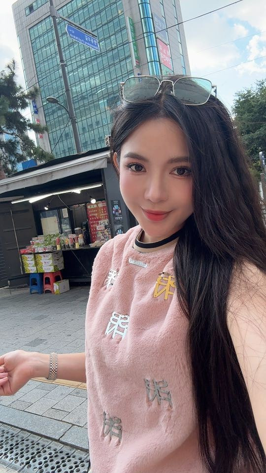 Không chỉ gây ấn tượng bởi ngoại hình, Tú Linh còn sở hữu nền tảng học vấn đáng nể. Cô tốt nghiệp Đại học Ngoại thương Hà Nội và sau đó tiếp tục lấy bằng Thạc sĩ Quản lý Kinh tế tại Pháp.