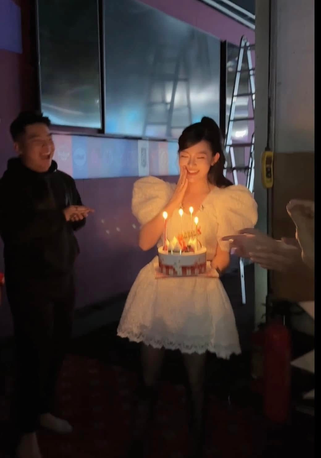 Gương mặt Tú Linh gần như không cần trang điểm cầu kỳ, làn da sáng mịn, đường nét hài hòa cùng nụ cười nhẹ nhàng đủ khiến người đối diện cảm nhận rõ sự an yên toát ra từ thần thái.