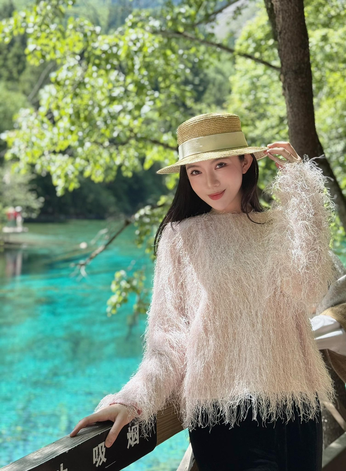 Trong loạt ảnh chụp giữa không gian thiên nhiên xanh mát, MC Tú Linh gây ấn tượng với vẻ đẹp trong trẻo, dịu dàng. Cô lựa chọn trang phục gam màu trung tính, áo lông mỏng mềm mại kết hợp cùng mũ cói, tạo cảm giác vừa nữ tính vừa thanh lịch.