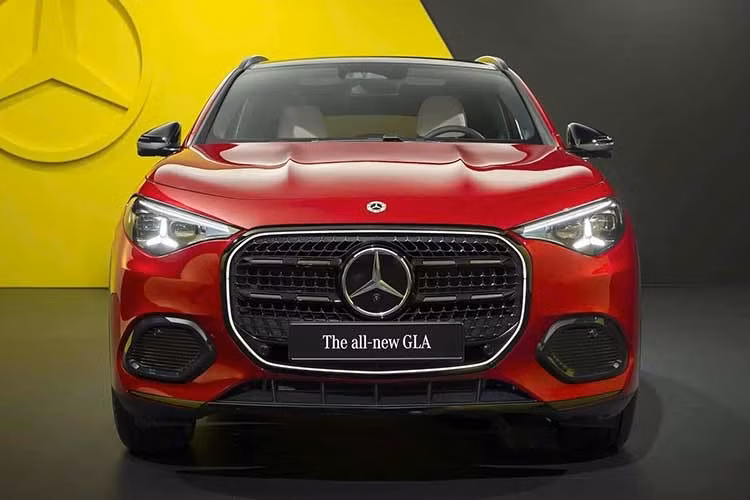 Ở vị trí cao nhất là GLA 350 4MATIC Electric với hai mô-tơ điện, hệ dẫn động bốn bánh và tổng công suất 349 mã lực. Xe mất 5,4 giây để tăng tốc từ 0-100 km/h, trong khi phạm vi hoạt động đạt 555-643 km. Mercedes-Benz cũng cho biết sẽ bổ sung thêm một phiên bản xe điện mới sử dụng pin NMC 71 kWh trong năm 2027.