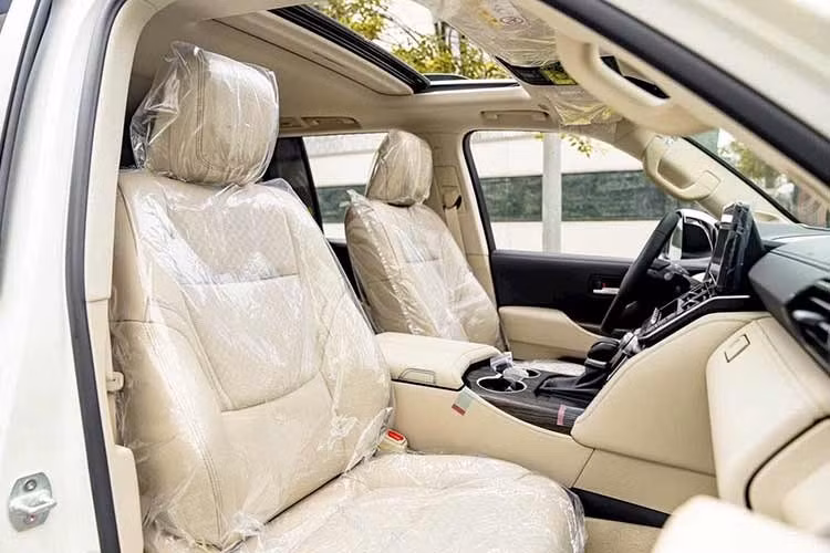 Land Cruiser Hybrid được tích hợp gói công nghệ Toyota Safety Sense 3, bao gồm kiểm soát hành trình thích ứng, cảnh báo tiền va chạm, hỗ trợ giữ làn đường cùng nhiều tính năng hỗ trợ lái chủ động khác.