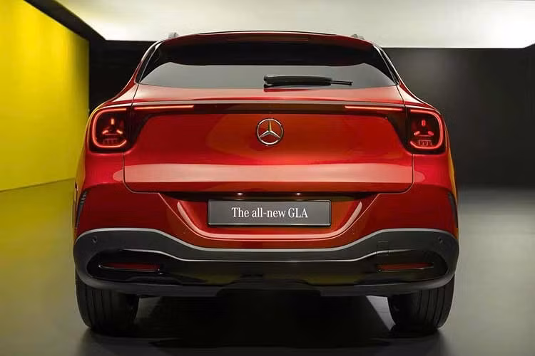 Bên cạnh các biến thể thuần điện, GLA thế hệ mới còn có thêm các phiên bản hybrid. Hệ truyền động kết hợp động cơ xăng tăng áp 1.5L với mô-tơ điện cho công suất 30 mã lực và bộ pin 1,3 kWh, đi kèm hộp số ly hợp kép 8 cấp. Khách hàng sẽ có lựa chọn dẫn động cầu trước hoặc dẫn động bốn bánh, nhưng chưa công bố thông số chi tiết.