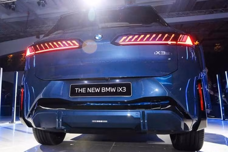 Cung cấp năng lượng cho xe là bộ pin NMC có dung lượng khả dụng 108,7 kWh. Theo tiêu chuẩn WLTP, mẫu SUV điện này có thể di chuyển tối đa 805 km sau mỗi lần sạc đầy. BMW cũng trang bị cho iX3 kiến trúc điện 800 V, hỗ trợ sạc nhanh DC với công suất tối đa 400 kW. Nhờ đó, thời gian sạc từ 10% lên 80% dung lượng pin chỉ khoảng 21 phút