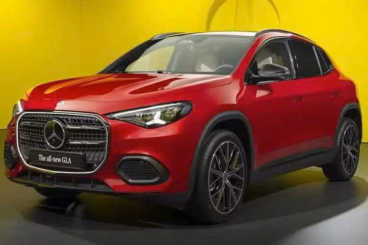 So với đời trước, Mercedes-Benz GLA 2027 sở hữu ngoại hình hiện đại và cao cấp hơn. Điểm nhấn nằm ở lưới tản nhiệt "Iconic Grille" cỡ lớn, có tùy chọn viền phát sáng. Cụm đèn LED tiêu chuẩn sử dụng họa tiết ngôi sao mạ crôm, còn bản trang bị đèn Multibeam LED được nhận diện bằng dải đèn ban ngày hình ngôi sao.