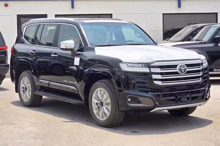 Nếu được phân phối đúng như thông tin từ các đại lý, Land Cruiser Hybrid sẽ trở thành phiên bản điện hóa đầu tiên của dòng SUV đầu bảng Toyota được bán chính hãng tại Việt Nam. Tuy nhiên, các thông tin về giá bán, thời điểm mở bán và số lượng xe vẫn cần chờ xác nhận từ Toyota Việt Nam.
