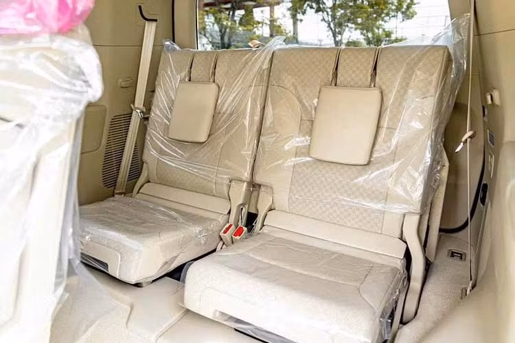 Hệ thống này sản sinh công suất tối đa 457 mã lực và mô-men xoắn cực đại 790 Nm, trở thành phiên bản Land Cruiser mạnh nhất từng được Toyota phát triển. Sức mạnh được truyền tới bốn bánh thông qua hộp số tự động 10 cấp.
