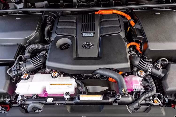 Hệ truyền động này cho công suất tối đa 457 mã lực và mô-men xoắn cực đại 790 Nm, trở thành phiên bản Land Cruiser có sức mạnh lớn nhất từng được Toyota sản xuất. Sức mạnh được truyền tới bốn bánh thông qua hộp số tự động 10 cấp.