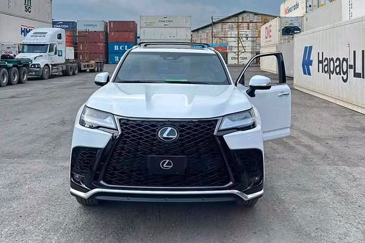 Một đơn vị nhập khẩu xe tư nhân trong nước mới đây chia sẻ hình ảnh một chiếc Lexus LX 700h, nằm trong khuôn viên cảng biển. Dựa vào ảnh chụp, có thể khẳng định đây chính là chiếc Lexus LX 700h đầu tiên được nhập về Việt Nam. Phía đơn vị nhập khẩu cũng đăng tải thông tin ngầm xác nhận thông tin này.