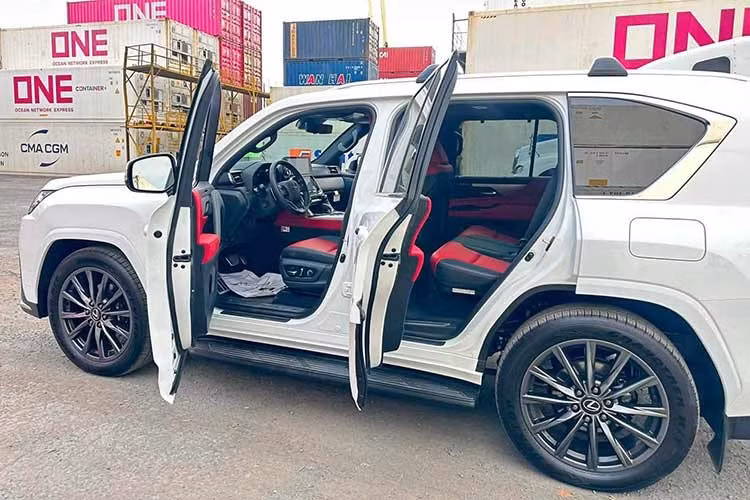 Điểm đáng chú ý nhất trên LX 700h là hệ truyền động hybrid kết hợp động cơ V6 3.5L tăng áp kép với mô-tơ điện, cho tổng công suất 457 mã lực và mô-men xoắn 790 Nm. Sức mạnh được truyền qua hộp số tự động 10 cấp và hệ dẫn động bốn bánh toàn thời gian AWD, giúp xe tăng tốc 0-100 km/h trong 6,5 giây trước khi đạt tốc độ tối đa 210 km/h.
