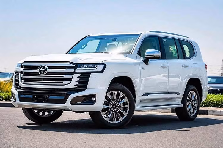 Mẫu xe SUV Toyota Land Cruiser Hybrid 2026 khi về thị trường Việt Nam dự kiến có giá bán dao động từ khoảng 4,6 - 4,7 tỷ đồng và bắt đầu bàn giao cho khách hàng trong tháng 9/2026. Nếu khách hàng muốn nhận xe ngay trong đợt đầu có thể phải chi thêm khoảng 860 triệu đồng ngoài giá niêm yết.