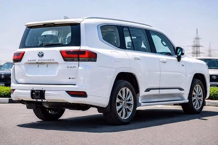 So với phiên bản động cơ xăng, mẫu xe SUV Toyota Land Cruiser Hybrid 2026 chỉ thay đổi nhẹ về ngoại thất. Xe được bổ sung gói trang trí với nhiều chi tiết sơn đen bóng, đồng thời xuất hiện logo HEV ở thân xe và cửa hậu để nhận diện phiên bản hybrid.