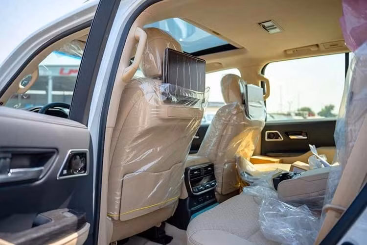 Điểm đáng chú ý nhất trên Toyota Land Cruiser Hybrid là hệ truyền động hybrid hoàn toàn mới. Xe sử dụng động cơ xăng V6 tăng áp kép 3.5L kết hợp mô-tơ điện, tương tự cấu hình đang được trang bị trên Lexus LX 700h.