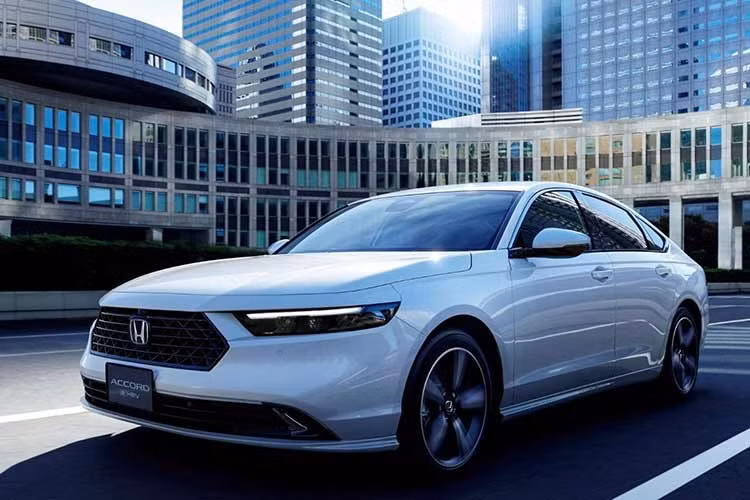 Honda Accord 2027 vừa chính thức ra mắt tại thị trường Nhật Bản. Thay vì một bản nâng cấp giữa vòng đời (facelift) với nhiều thay đổi về ngoại hình, mẫu sedan hạng D chủ yếu được tinh chỉnh một số chi tiết thiết kế, bổ sung màu sơn mới và nâng cấp công nghệ hỗ trợ lái trên phiên bản cao cấp.
