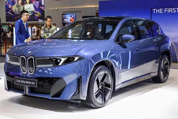 BMW iX3 thế hệ mới sở hữu diện mạo được phát triển theo triết lý thiết kế Neue Klasse. Phần đầu xe nổi bật với cụm đèn pha LED thích ứng tích hợp chức năng hỗ trợ chiếu xa tự động, kết hợp lưới tản nhiệt phát sáng Iconic Glow.