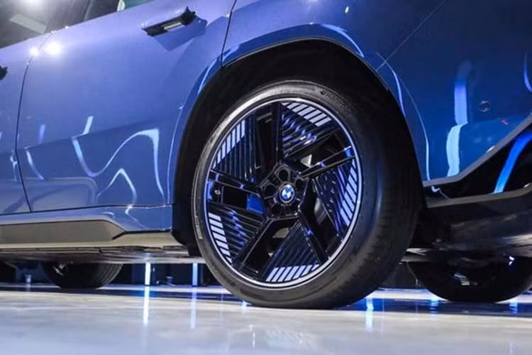Phiên bản 50 xDrive của BMW iX3 2026 tại Indonesia đi kèm gói ngoại thất M Sport với bộ mâm hợp kim M kích thước 21 inch phối hai tông màu, cùm phanh màu xanh và cửa sổ trời toàn cảnh.