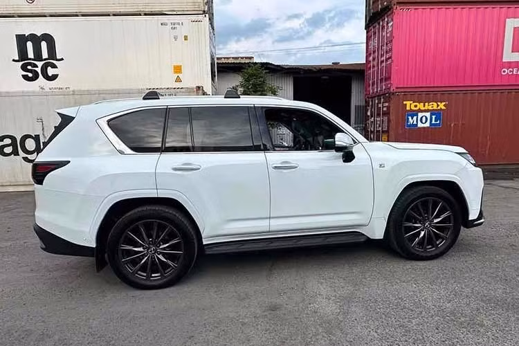 Hiện chưa rõ giá bán chính xác của chiếc SUV hạng sang Lexus LX 700h đầu tiên tại Việt Nam. Phía Lexus Việt Nam cũng chưa từng công bố kế hoạch phân phối chính hãng mẫu SUV đầu bảng, dùng động cơ hybrid này.