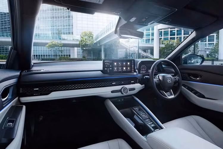 Điểm nổi bật nằm ở hệ thống hỗ trợ lái Honda Sensing 360+. Công nghệ này tích hợp hệ thống giám sát người lái và hỗ trợ lái xe rảnh tay trên các tuyến cao tốc đã được lập bản đồ. Đây là hệ thống hỗ trợ lái tiên tiến của Honda, nhằm nâng cao khả năng cạnh tranh với các đối thủ trong phân khúc.