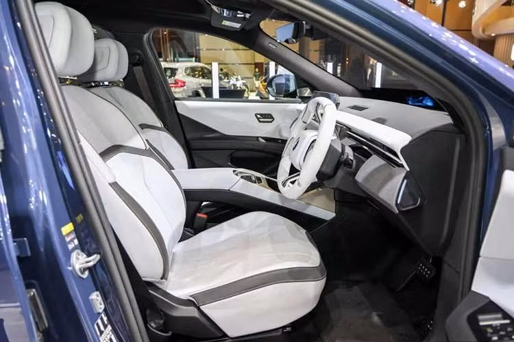 Về trang bị an toàn, BMW iX3 sở hữu gói hỗ trợ lái Driving Assistant Plus với các tính năng hỗ trợ lái cấp độ 2, hệ thống hỗ trợ đỗ xe Parking Assistant Plus, giám sát áp suất lốp, dàn âm thanh Harman Kardon, sạc điện thoại không dây cùng các dịch vụ kết nối BMW ConnectedDrive và điều khiển xe từ xa.