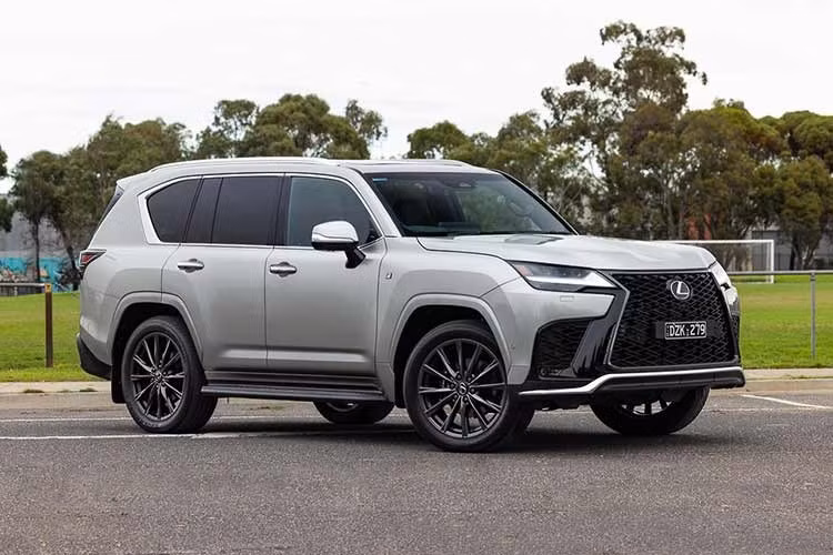 Hiện Lexus Việt Nam chưa công bố kế hoạch phân phối chính hãng LX 700h. Trong khi đó, hệ truyền động hybrid trên mẫu xe này cũng được cho là sẽ xuất hiện trên Toyota Land Cruiser Hybrid, dự kiến ra mắt thị trường Việt Nam trong thời gian tới.