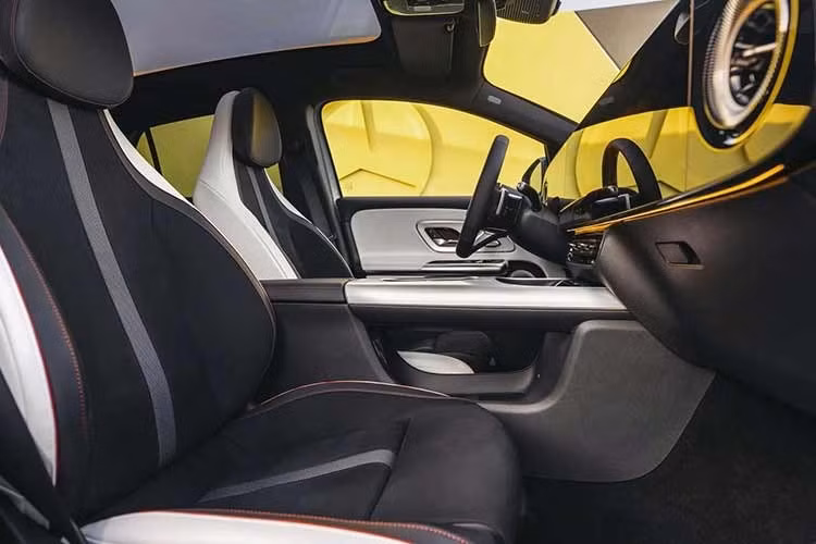Mercedes-Benz GLA 2027 được phát triển với nhiều tùy chọn hệ truyền động, trong đó đáng chú ý là ba phiên bản thuần điện. Bản GLA 200 Electric được trang bị cụm pin LFP dung lượng 58 kWh kết hợp mô-tơ điện đặt phía sau, cho công suất 221 mã lực và mô-men xoắn 335 Nm. Xe có thể tăng tốc 0-100 km/h trong 8,1 giây và di chuyển từ 394 - 447 km sau mỗi lần sạc theo chuẩn WLTP