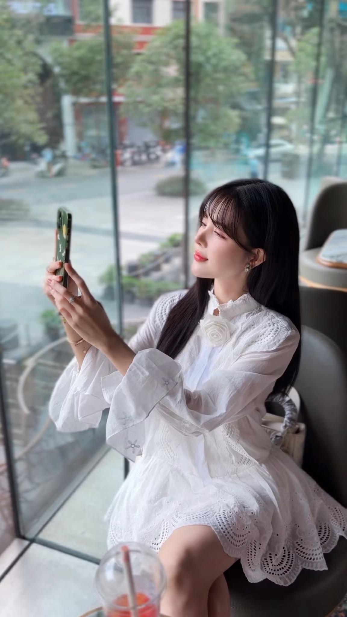 Thay vì những hình ảnh được trau chuốt kỹ lưỡng với lớp trang điểm cầu kỳ, Lilly Luta trong những bức hình mới nhất xuất hiện với nhan sắc mộc mạc, gần gũi nhưng vẫn vô cùng cuốn hút.