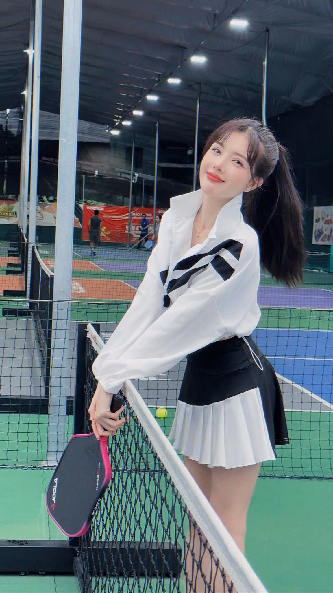 Trong những khung hình này, nụ cười rạng rỡ, ánh mắt trong veo cùng làn da mịn màng không tì vết của Lilly Luta là điểm nhấn.