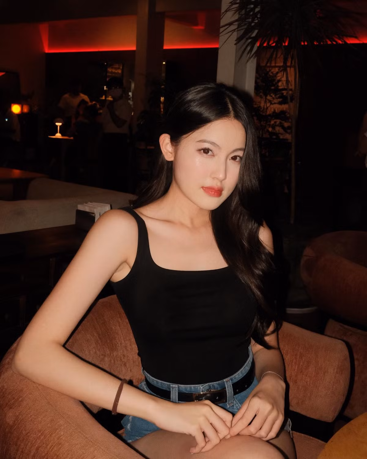 Những chiếc váy body ôm sát, áo croptop khoe eo thon hay những bộ bikini nóng bỏng luôn được cô nàng "cân" một cách hoàn hảo, không hề phô trương mà vẫn toát lên vẻ đẹp quyến rũ, hiện đại.