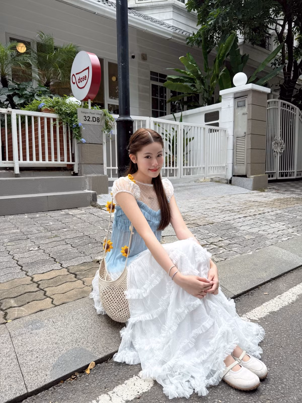 Dù là những bộ cánh street style đơn giản, khỏe khoắn, Babyboo vẫn biết cách tạo điểm nhấn bằng những phụ kiện thời thượng hay cách phối đồ độc đáo. Cô nàng khéo léo khoe đôi chân thon gọn trong những chiếc quần short, váy ngắn, hay những set đồ thể thao năng động, trẻ trung.