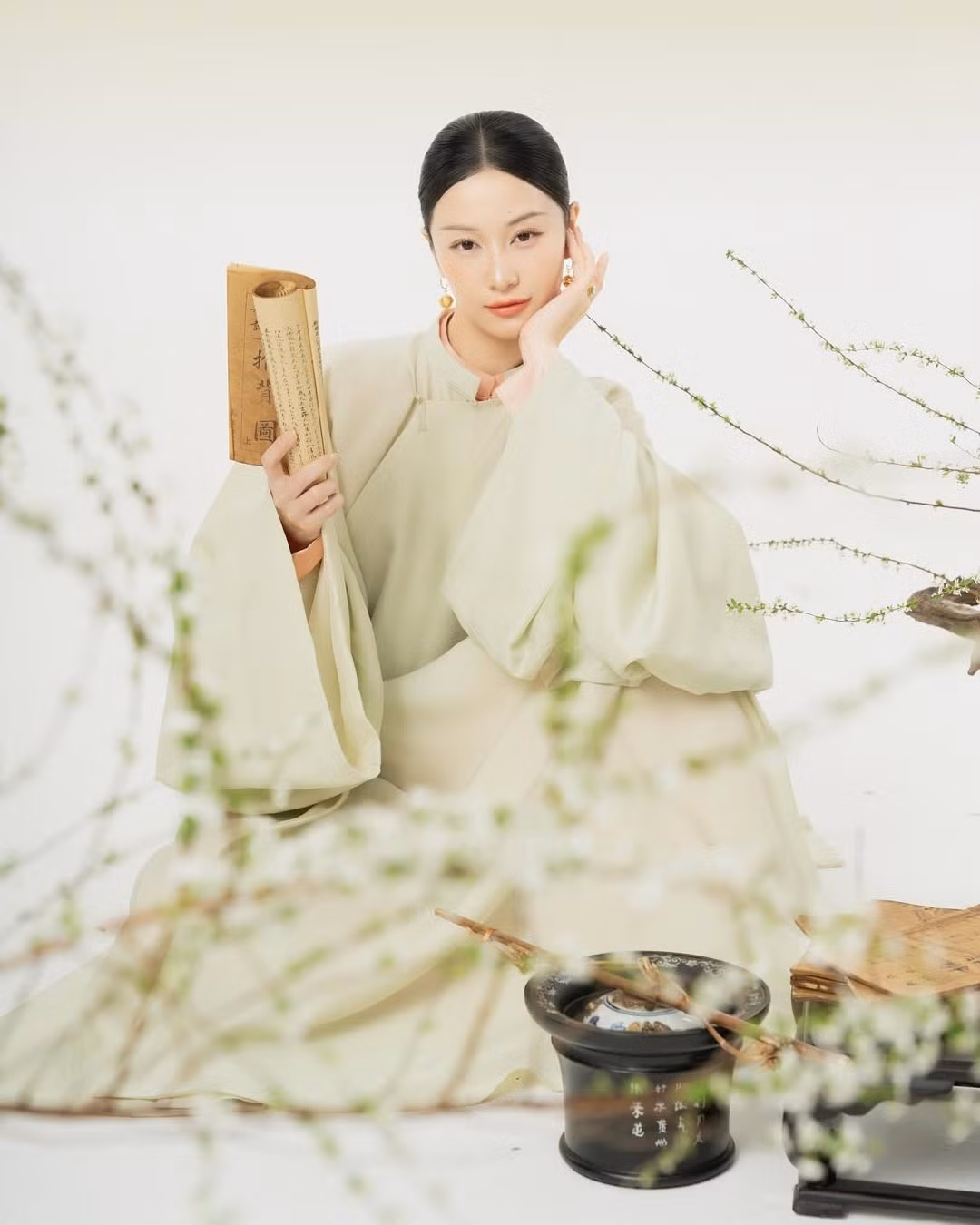 Jun Vũ còn thử sức với những kiểu Việt Phục khác, mang đến sự đa dạng trong hình ảnh.