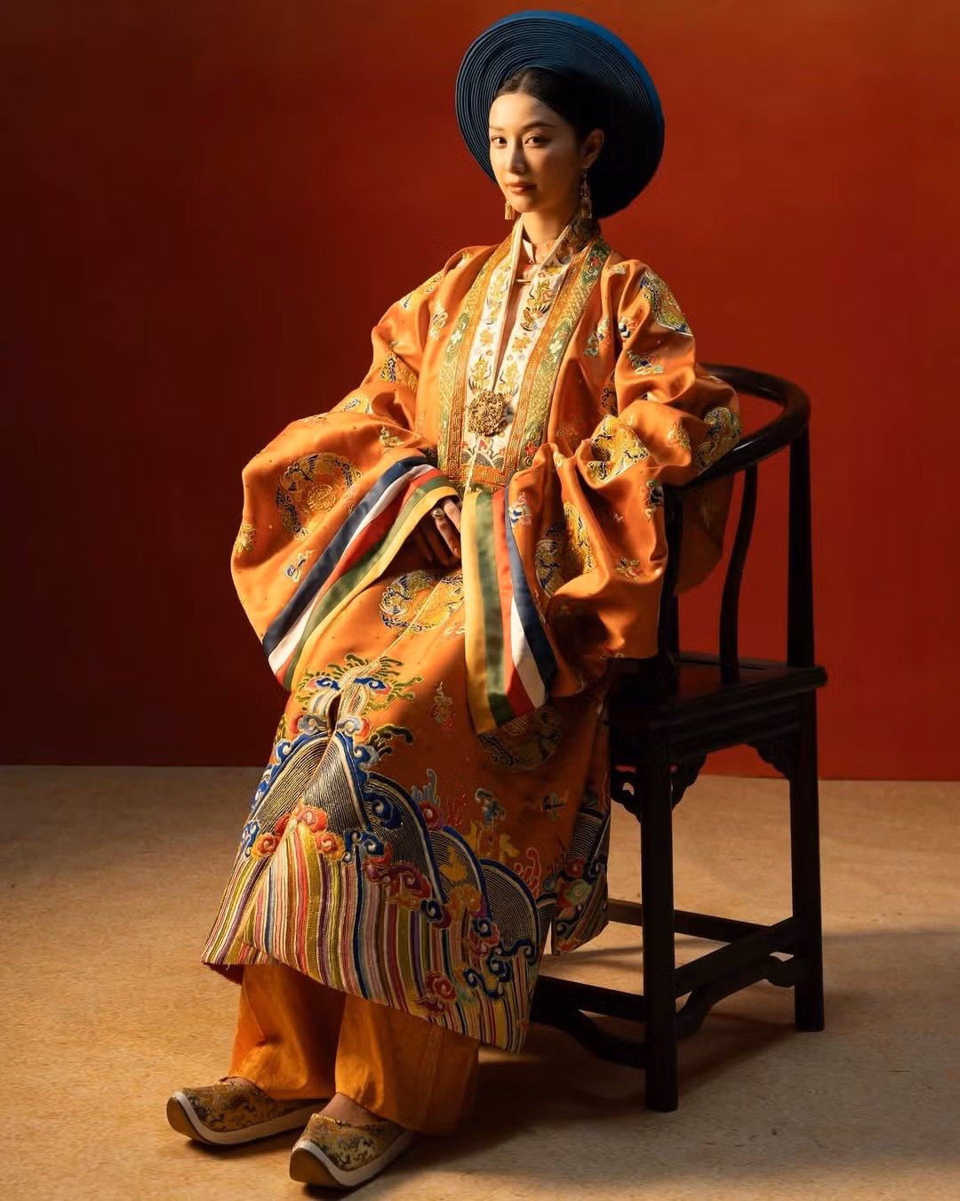 Mới đây trên trang cá nhân, hot girl lai Việt - Thái là Jun Vũ đã khoe những bức ảnh diện Việt phục cổ cực đẹp.