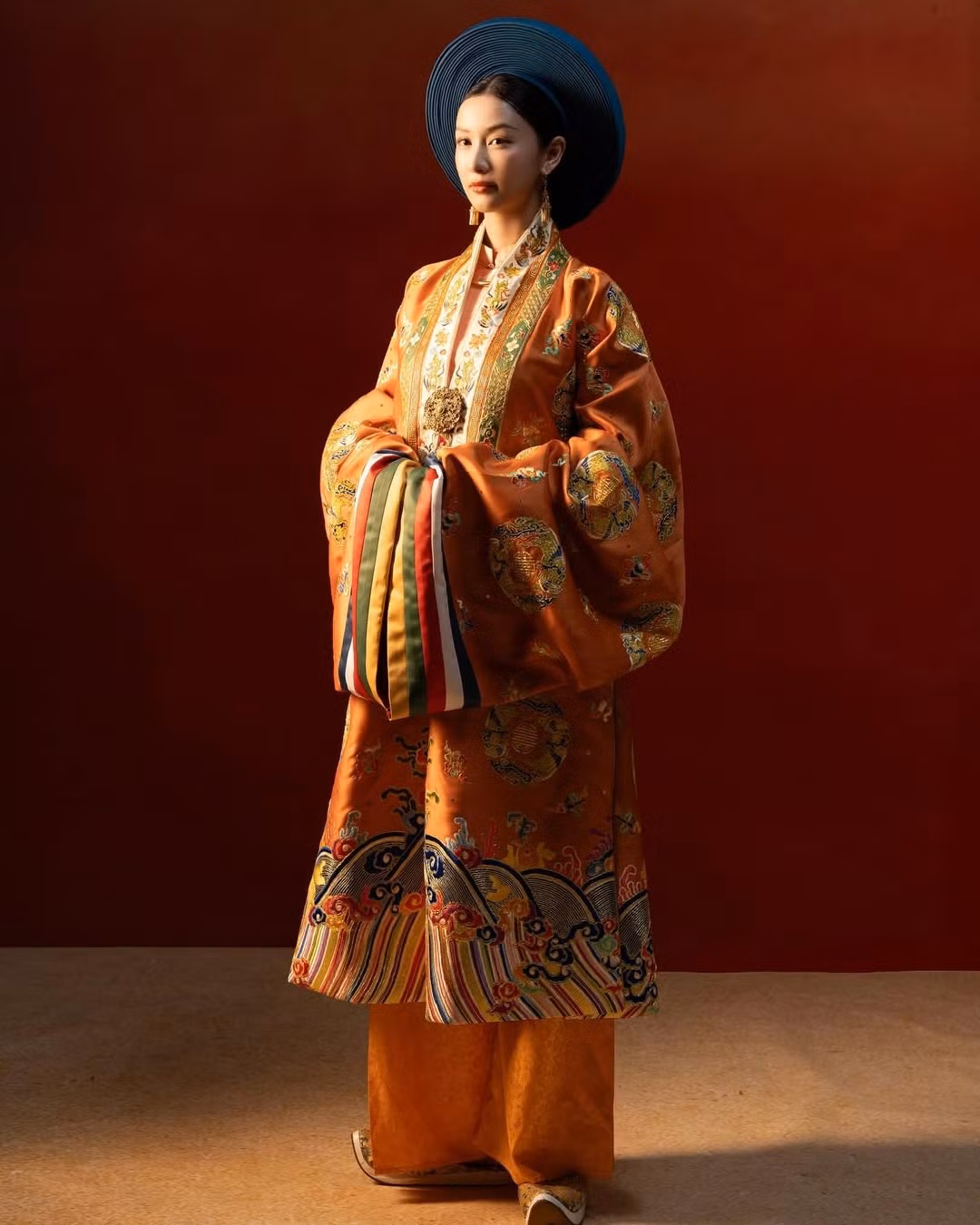 Với vẻ đẹp và thần thái của Jun Vũ trong trang phục Việt Phục vẫn khiến người xem liên tưởng đến hình ảnh một vị công chúa quyền quý.