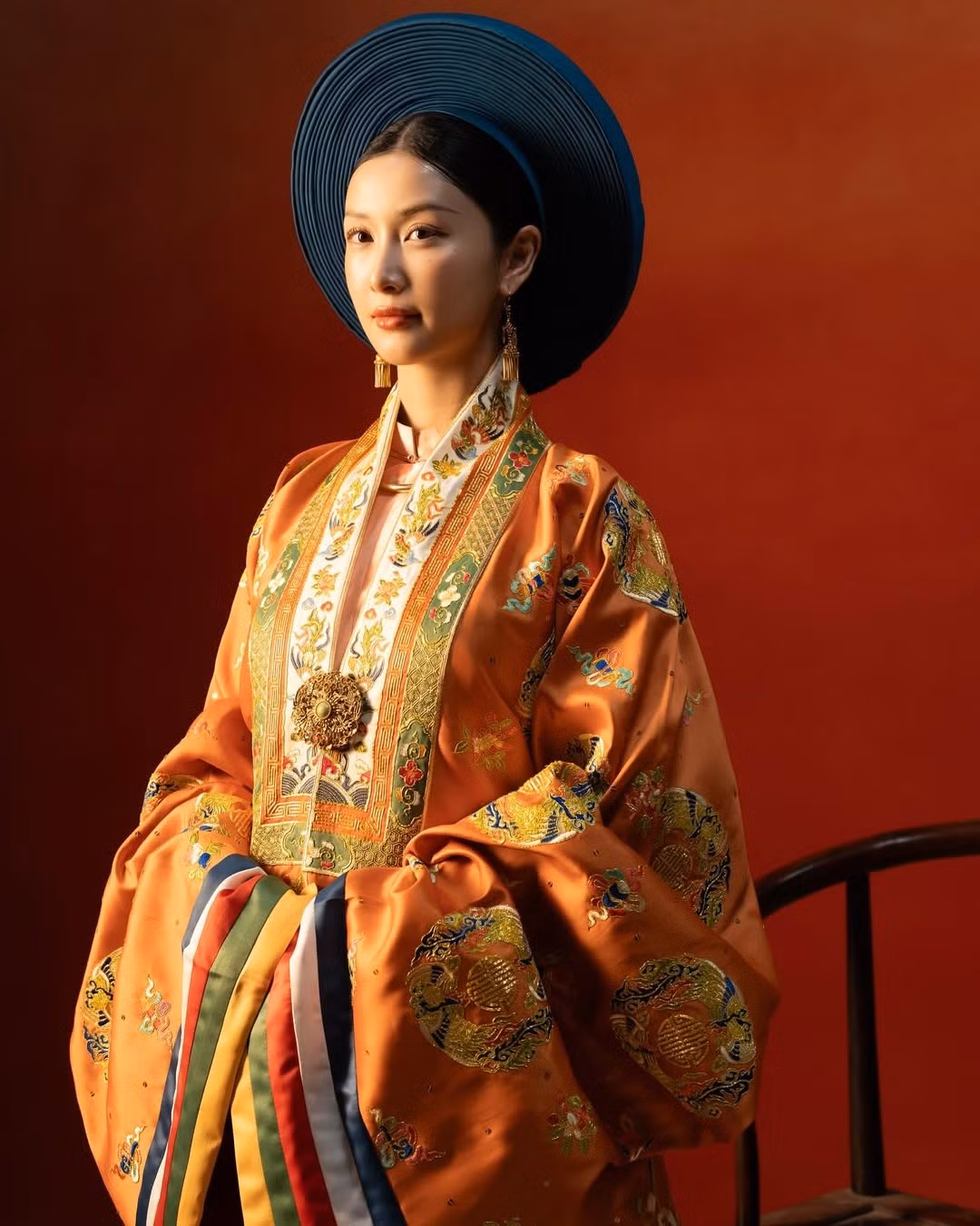 Có thể thấy, dù là trong những bộ ảnh thời trang mang hơi thở hiện đại hay khi khoác lên mình trang phục truyền thống, Jun Vũ vẫn luôn biết cách làm mới bản thân và chinh phục khán giả bằng vẻ đẹp và thần thái cuốn hút của mình.