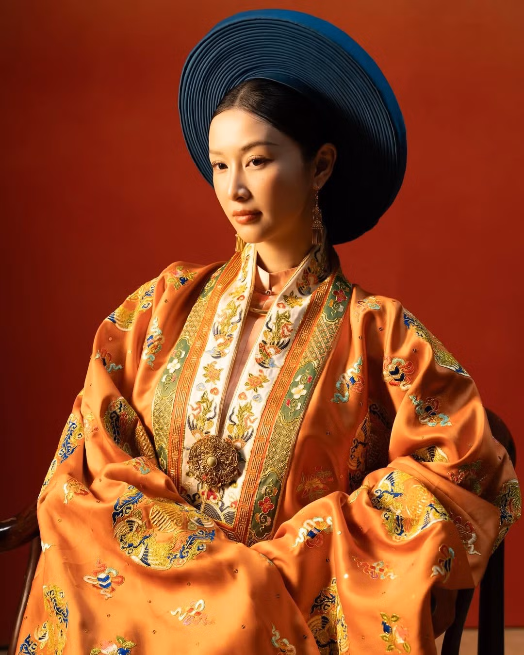 Cụ thể, Jun Vũ hóa thân thành một vị Trưởng Công Chúa ở thời Nguyễn, toát lên vẻ đẹp đài các, trang nhã, gợi nhớ đến hình ảnh những bậc mẫu nghi cao quý trong lịch sử.