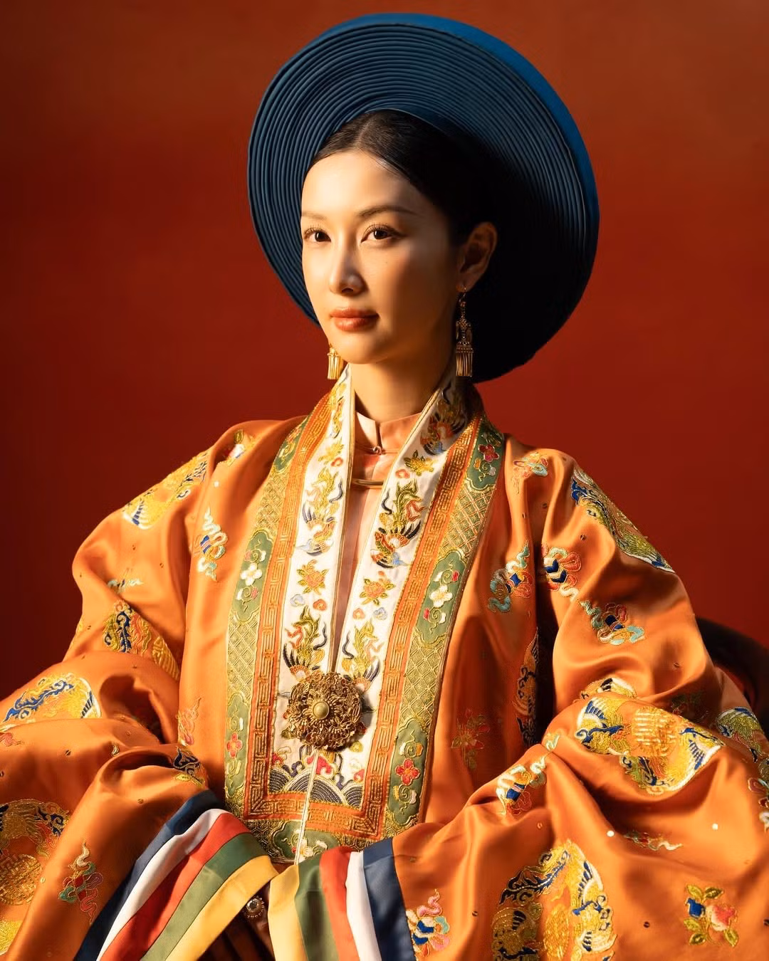 Lối trang điểm nhẹ nhàng, mái tóc được búi cao cầu kỳ, cùng với những chi tiết tinh xảo trên trang phục, tất cả hòa quyện tạo nên một tổng thể hài hòa, làm nổi bật vẻ đẹp dịu dàng nhưng không kém phần quyền lực của nữ diễn viên.