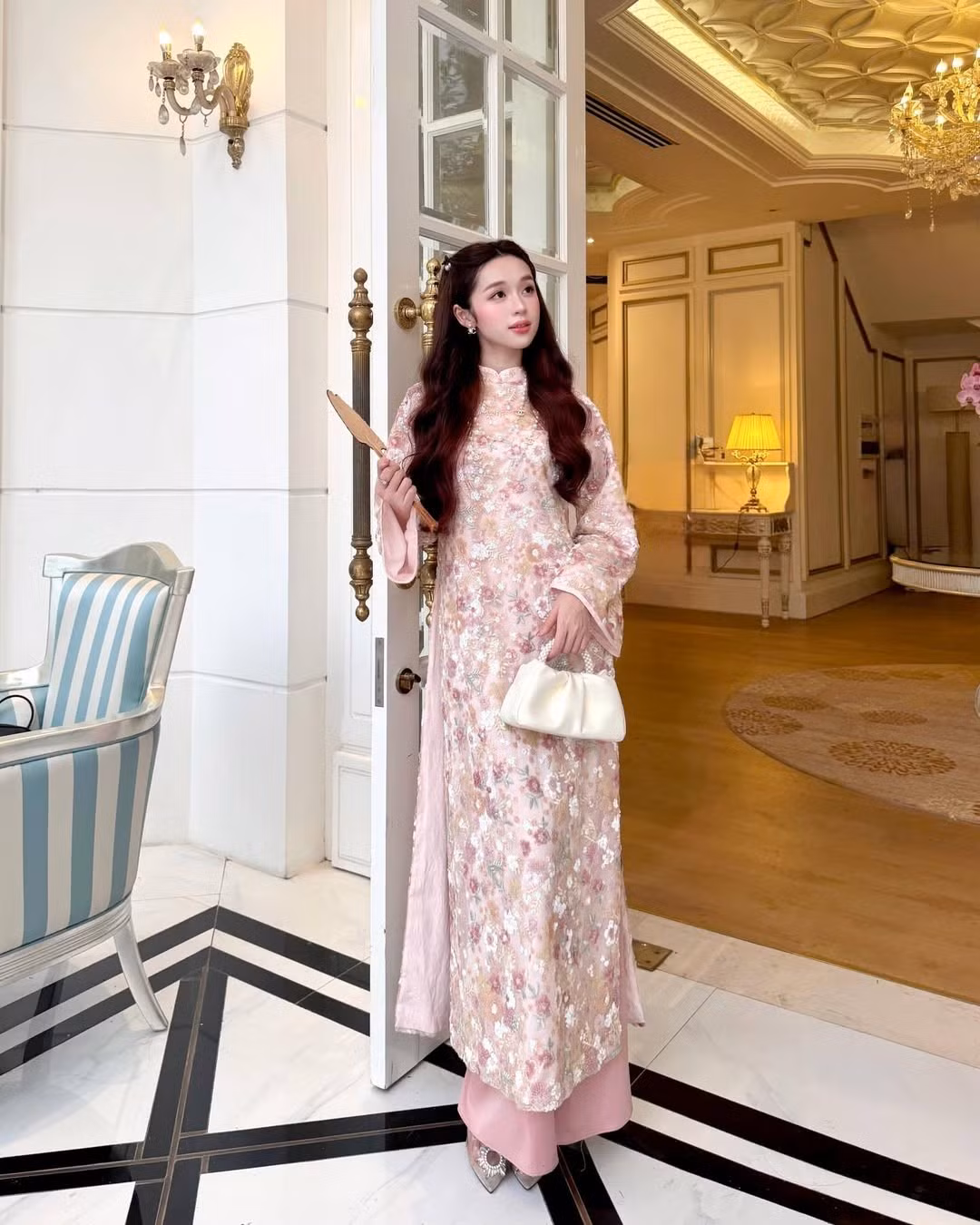 Không chỉ sở hữu gương mặt đẹp như búp bê, vóc dáng thon gọn và phong thái thanh lịch, Karty Chang còn được khen ngợi bởi khả năng biến hóa đa dạng trong các concept thời trang. Từ phong cách hiện đại đến cổ điển, cô nàng đều thể hiện trọn vẹn thần thái riêng.