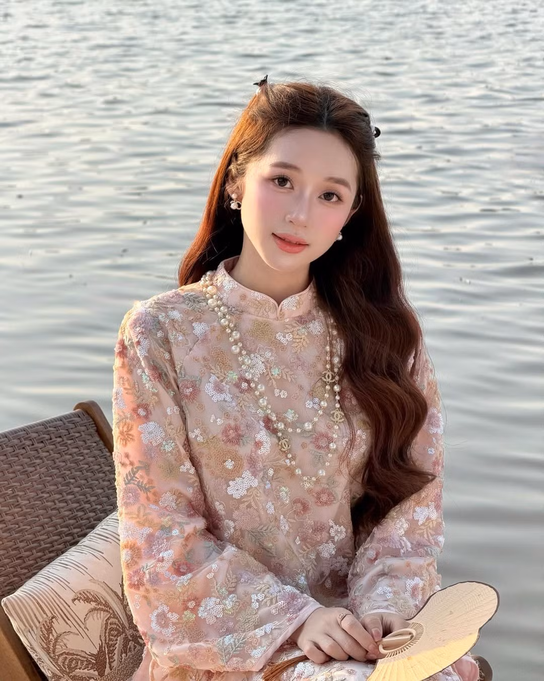 Hot girl Điện Biên Karty Chang (tên thật Nguyễn Thị Thảo Trang) mới đây gây chú ý khi xuất hiện trong loạt ảnh diện áo dài với phong cách nhẹ nhàng, thanh lịch.