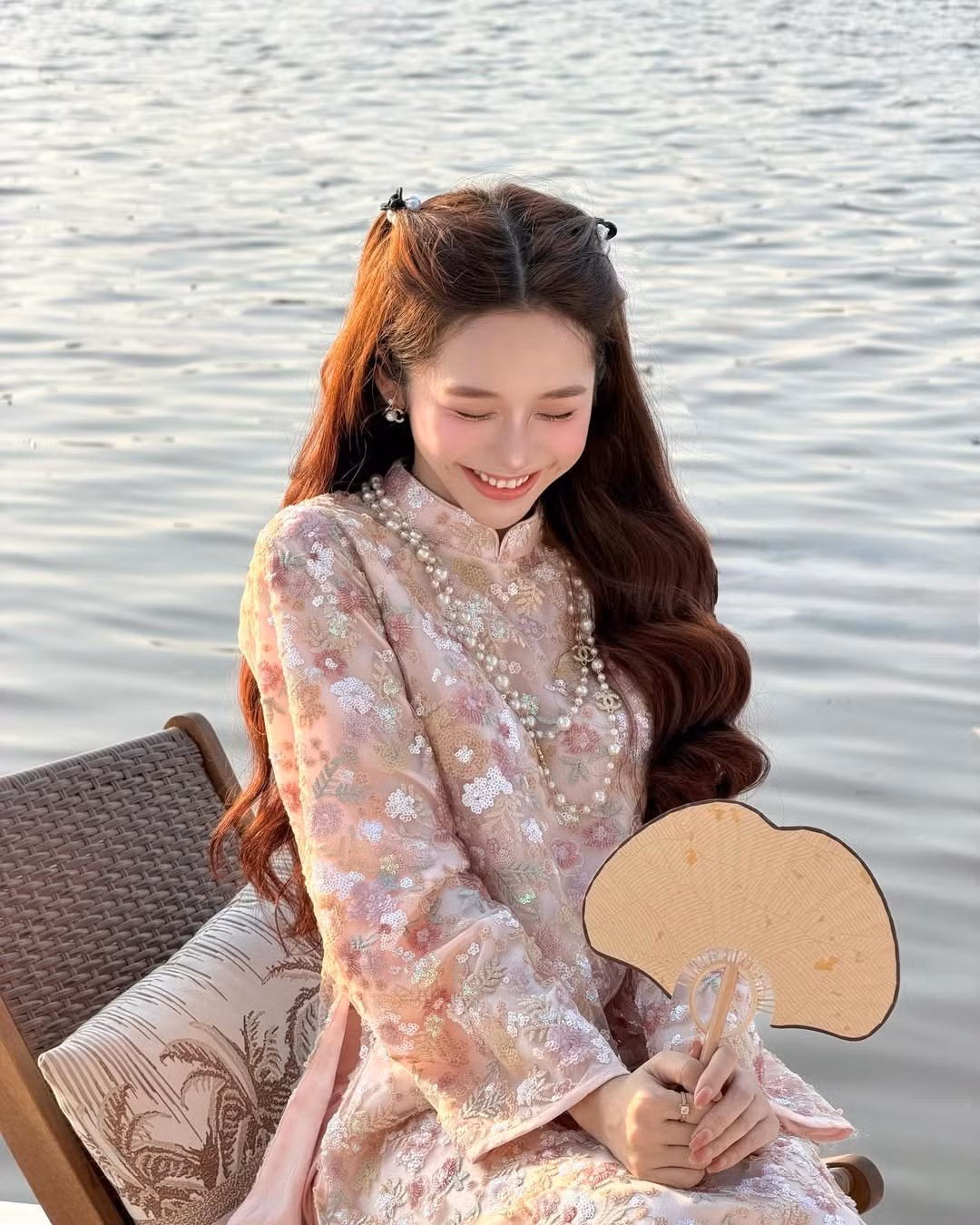 Trong bộ áo dài ren họa tiết hoa pastel tinh xảo, Karty Chang toát lên vẻ đẹp vừa ngọt ngào, vừa quý phái. Chất liệu ánh nhũ nhẹ nhàng giúp mỗi chuyển động của cô trở nên mềm mại và duyên dáng hơn. Mái tóc dài uốn nhẹ, được buộc nửa đầu càng làm tôn lên sự nữ tính của hot girl sinh năm 2001.