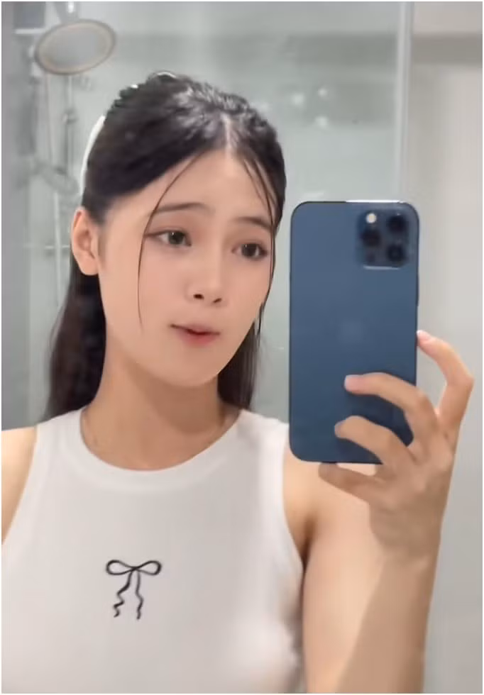 Minh Nguyệt không chỉ học cách làm quen với ống kính mà còn biết cách xây dựng hình ảnh cá nhân, từ cách giao tiếp với khán giả đến việc thể hiện bản thân qua các bài đăng trên mạng xã hội.